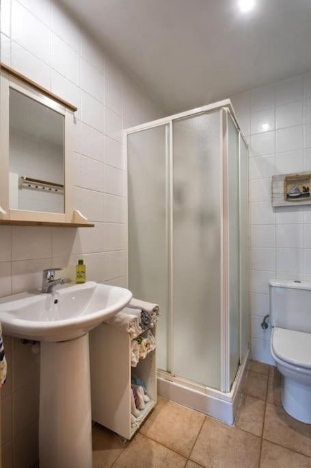 & Spacious Flat With Pool Near Fenals Appartement