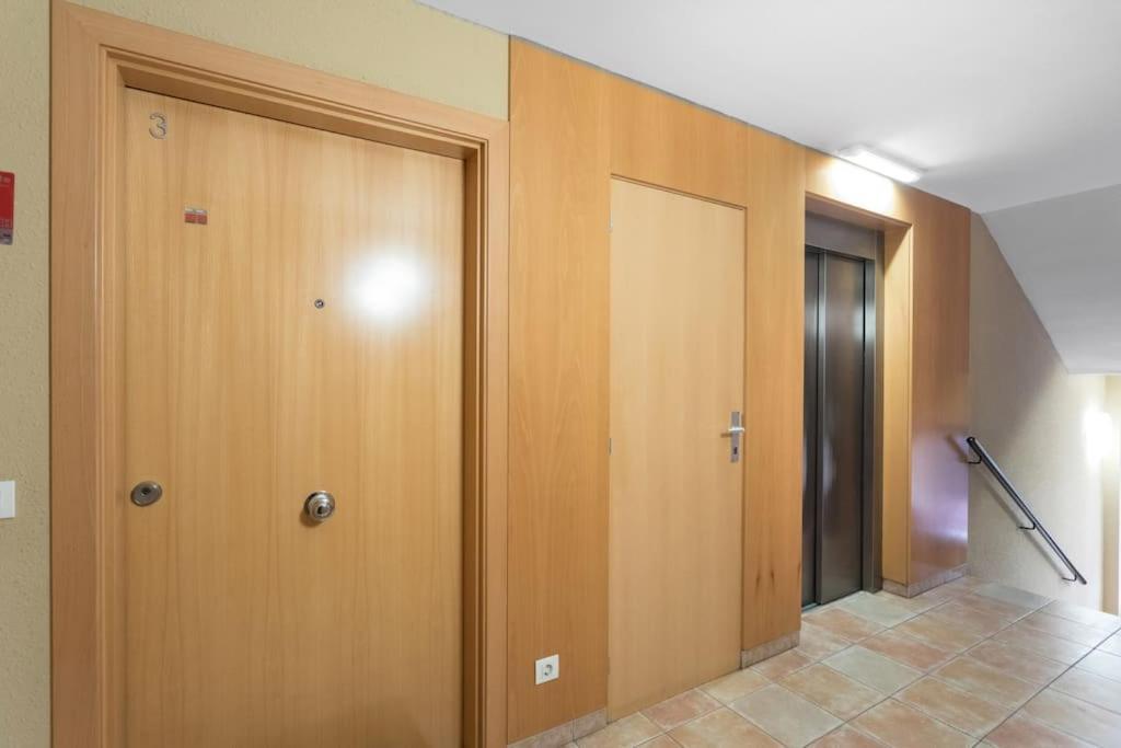& Spacious Flat With Pool Near Fenals Appartement