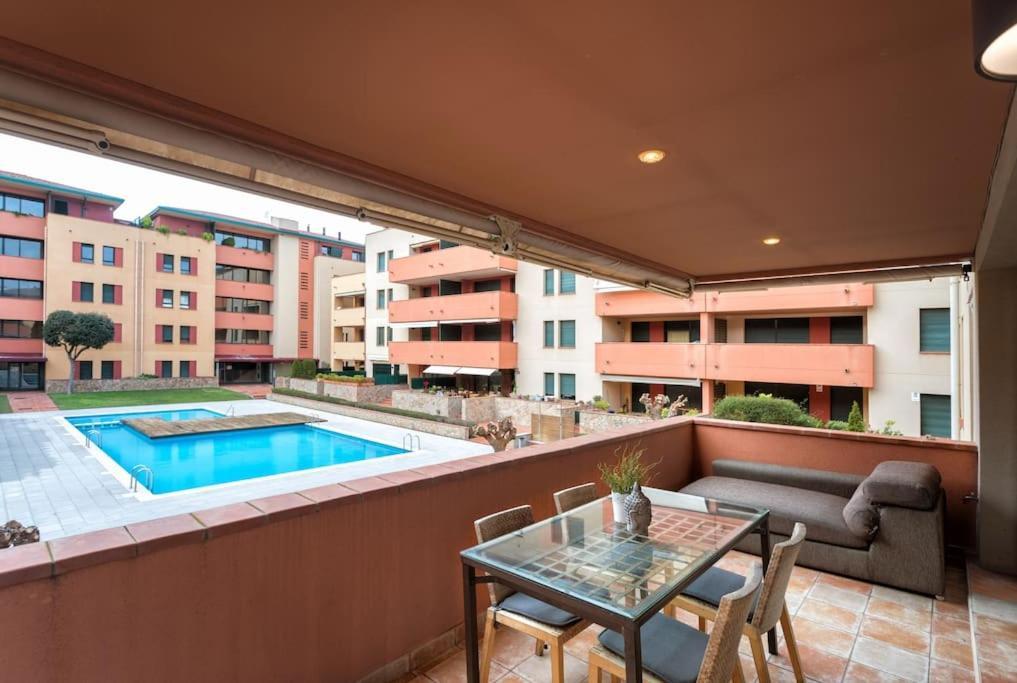 & Spacious Flat With Pool Near Fenals Appartement