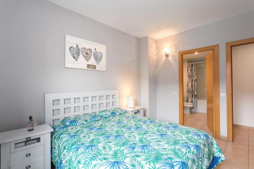 & Spacious Flat With Pool Near Fenals