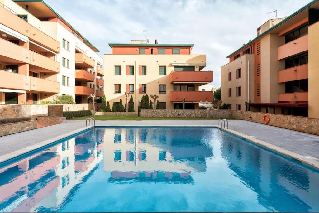 & Spacious Flat With Pool Near Fenals Apartamento *