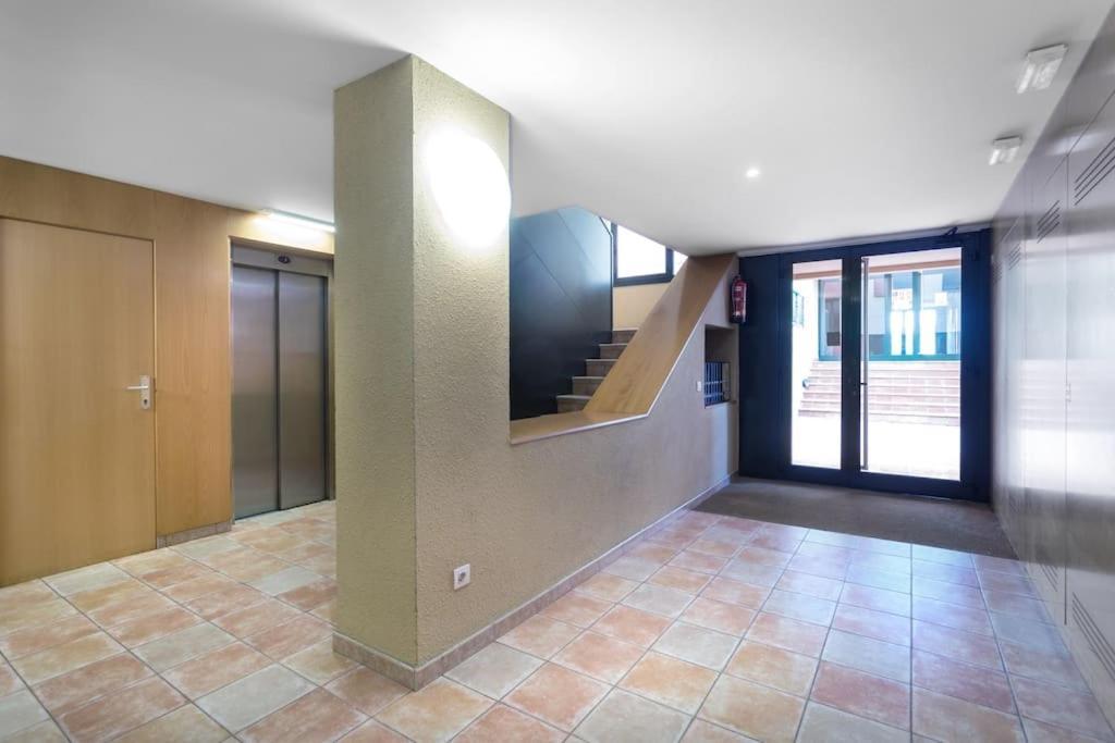 & Spacious Flat With Pool Near Fenals Apartamento